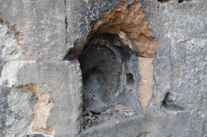 Kars’ta Defineciler Kiliseyi Kazdı