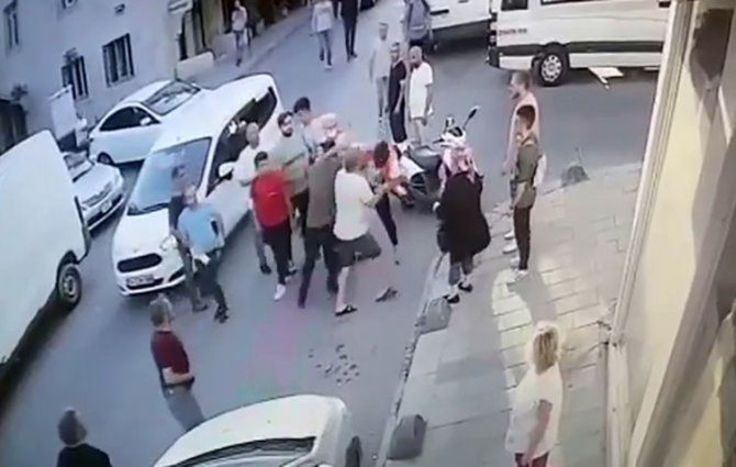 Bayrampaşa’da Kaza Yapan Sürücüler Birbirine Girdi