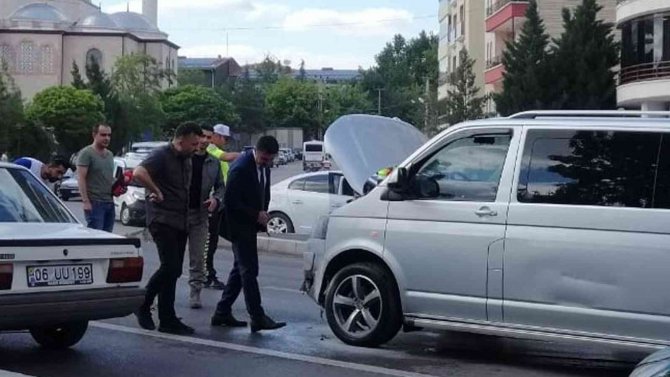 Vali, Aracı Yanan Vatandaşın İmdadına Yetişti