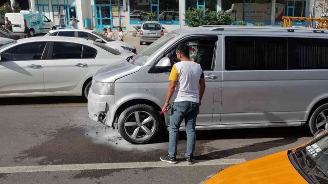 Vali, Aracı Yanan Vatandaşın İmdadına Yetişti
