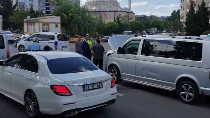 Vali, Aracı Yanan Vatandaşın İmdadına Yetişti