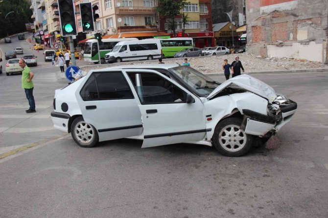 Frenleri Tutmayan Otomobil Ticari Taksiye Çarptı: 3 Yaralı