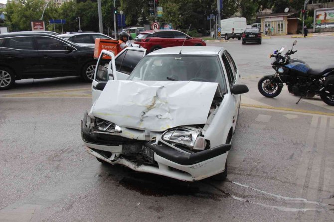 Frenleri Tutmayan Otomobil Ticari Taksiye Çarptı: 3 Yaralı