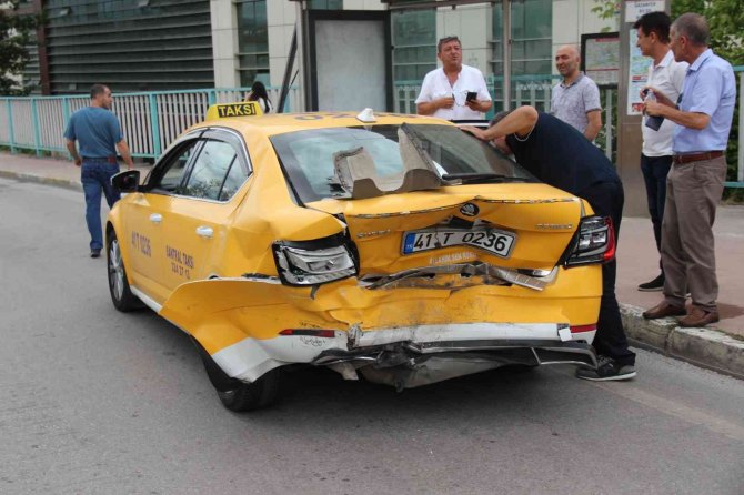 Frenleri Tutmayan Otomobil Ticari Taksiye Çarptı: 3 Yaralı