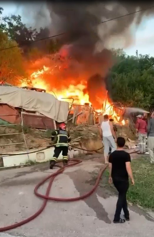 Ahır Alevlere Teslim Oldu, İtfaiye Ekipleri Güçlükle Söndürdü