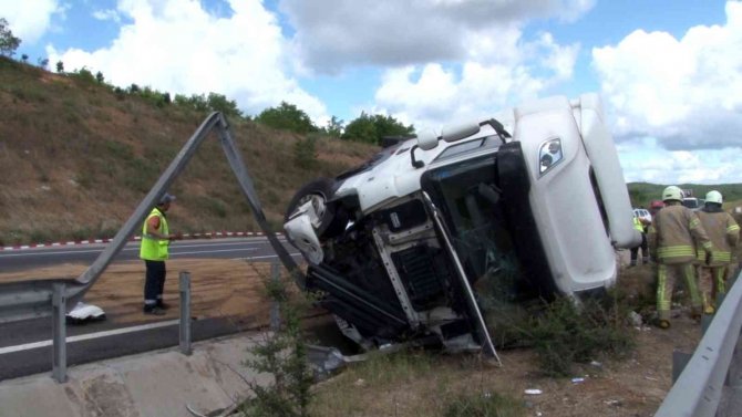 Sarıyer’de Tanker Yola Devrildi: Şoför Ağır Yaralandı