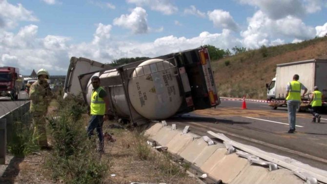 Sarıyer’de Tanker Yola Devrildi: Şoför Ağır Yaralandı
