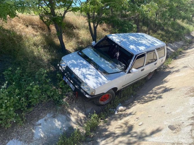 Kontrolden Çıkan Otomobil Su Kanalına Düştü, 1 Yaralı