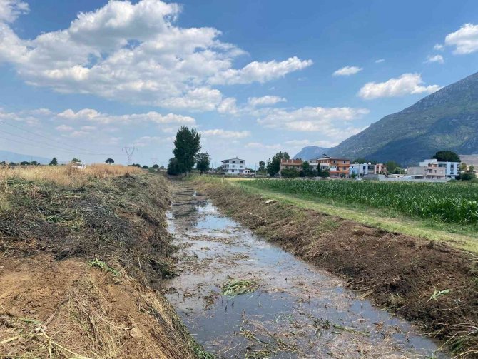 Kazım Karabekir Ve Akpınar Mahallelerinde Kurutma Kanalı Temizlendi