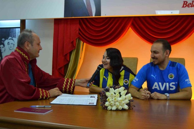 Fenerbahçeliler Günü’nde Fenerbahçe Formasıyla Nikah Masasına Oturdular