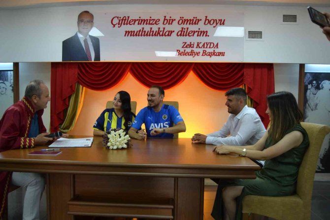 Fenerbahçeliler Günü’nde Fenerbahçe Formasıyla Nikah Masasına Oturdular