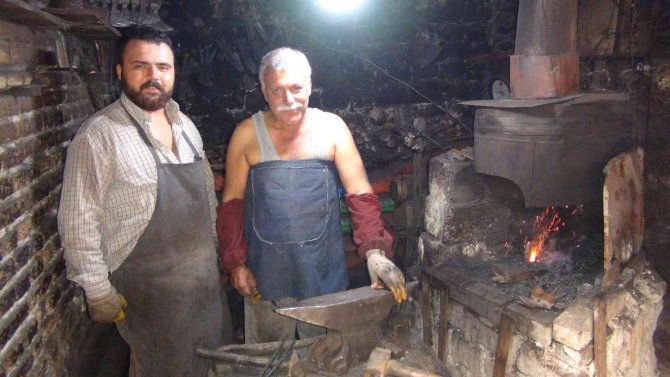 80 Derecede Dededen Toruna Demircilik Mesleğini Yaşatıyorlar