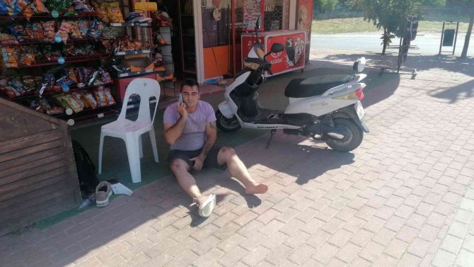 Çarpıştığı Otomobil Sürücüsüyle Helalleşip Tek Başına Ambulansı Bekledi