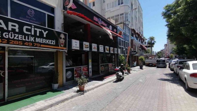 İ̇şyerinin Önündeki Saksıda Bulunan Ağacın Dallarını Kırıp Götürdü