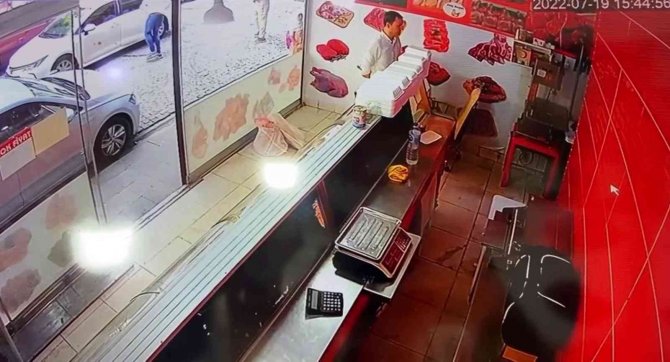 Zeytinburnu’nda Yolda Yürüyen Kadın Kör Kurşunun Hedefi Oldu, O Anlar Kamerada