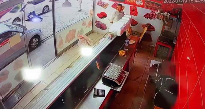 Zeytinburnu’nda Yolda Yürüyen Kadın Kör Kurşunun Hedefi Oldu, O Anlar Kamerada