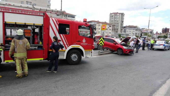Pendik’te Fren Yerine Gaza Basan Sürücü Durakta Bekleyen Yayaya Çarptı