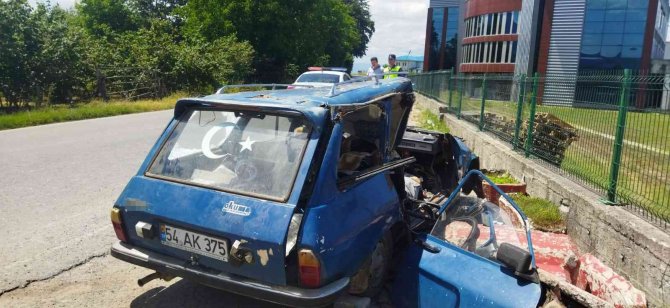 Kontrolden Çıkan Otomobil Park Halindeki Tıra Çarptı: 2 Yaralı