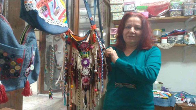 Atık Malzemeleri Giysi Ve Aksesuara Dönüştürüyor