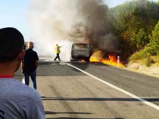 Silivri’de Hareket Halindeki Araç Alev Alev Yandı