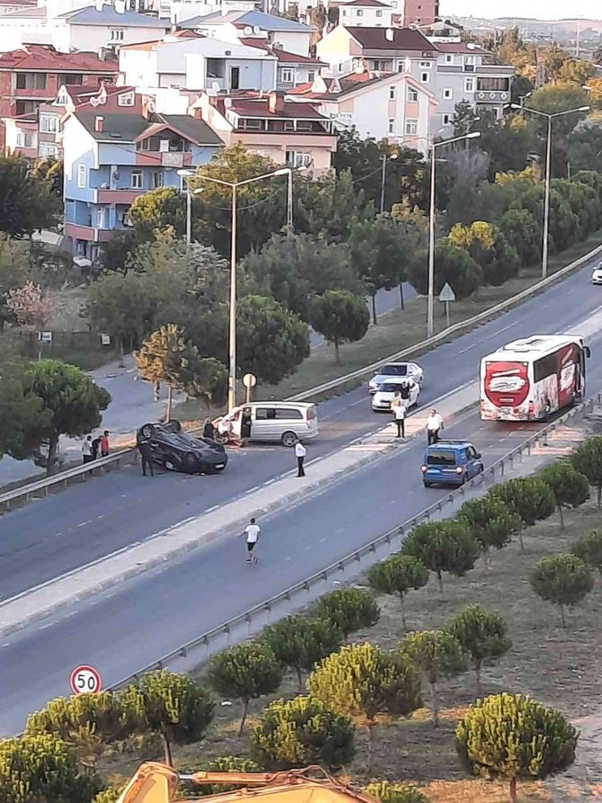Silivri’de Panelvan Araçla Çarpışan Otomobil Takla Attı: 3 Yaralı