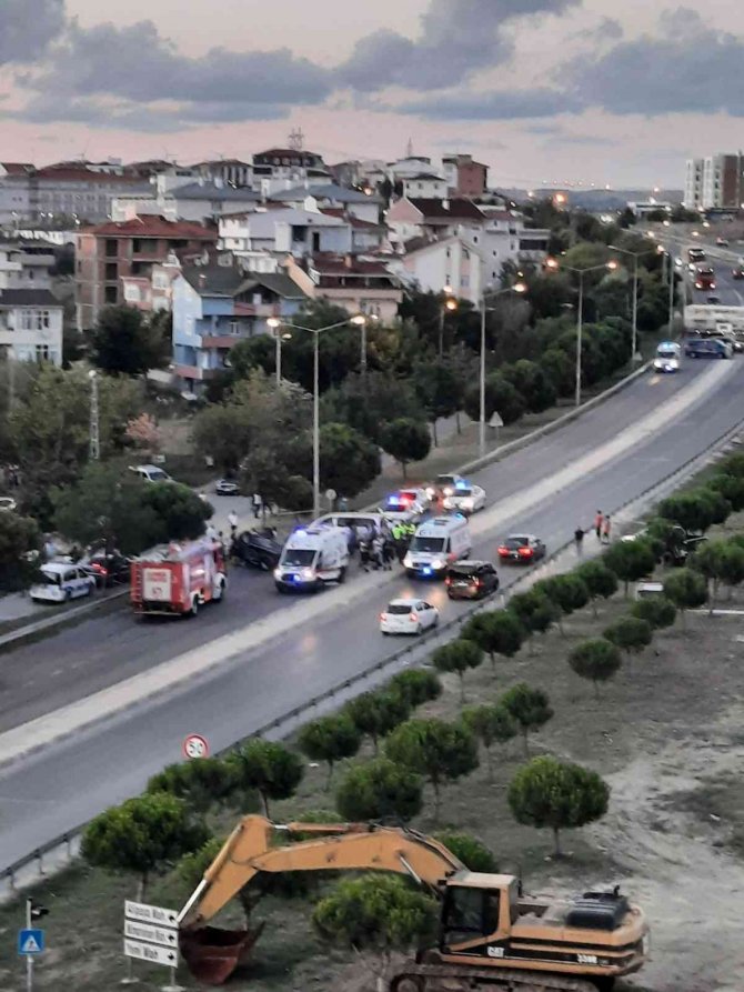 Silivri’de Panelvan Araçla Çarpışan Otomobil Takla Attı: 3 Yaralı