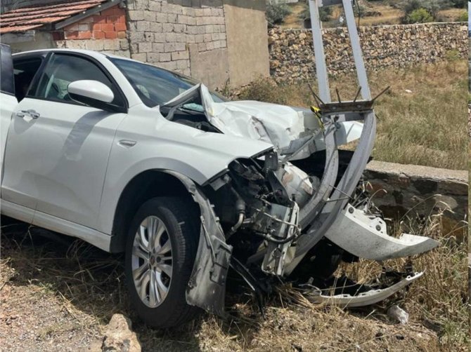Otomobil Elektrik Direğine Çarptı: 5 Yaralı