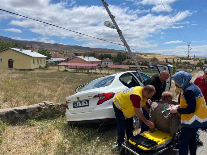 Otomobil Elektrik Direğine Çarptı: 5 Yaralı