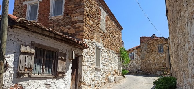 Burhaniye’de Taş Evler Büyükşehirlerden Gelenlerin Gözdesi Oldu