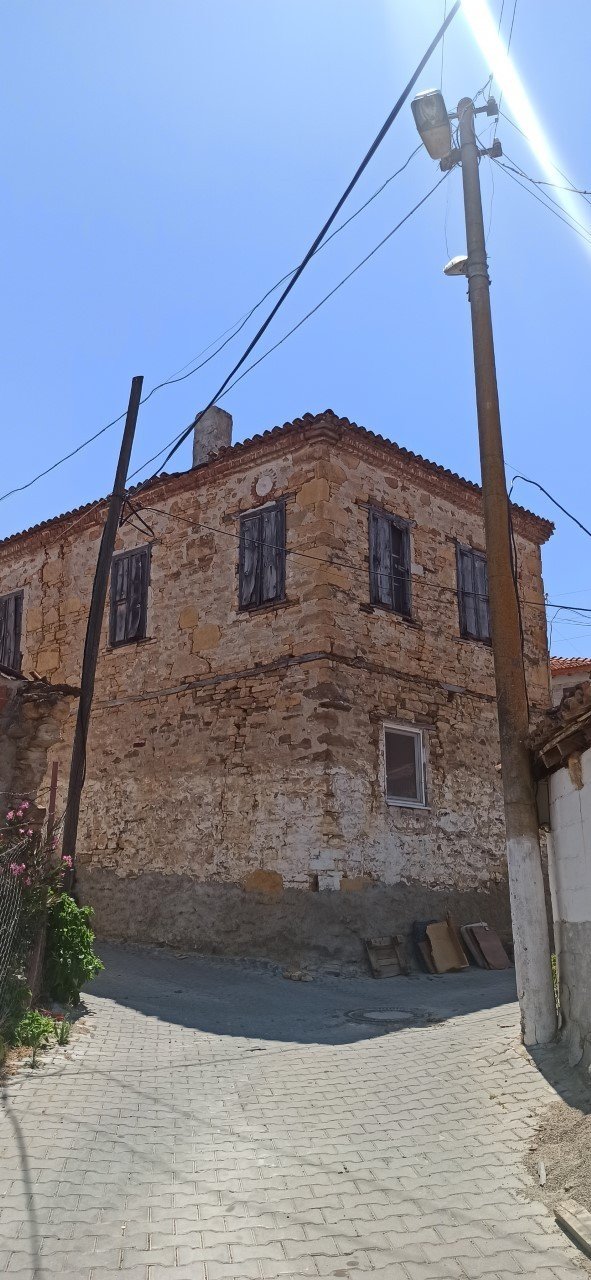 Burhaniye’de Taş Evler Büyükşehirlerden Gelenlerin Gözdesi Oldu