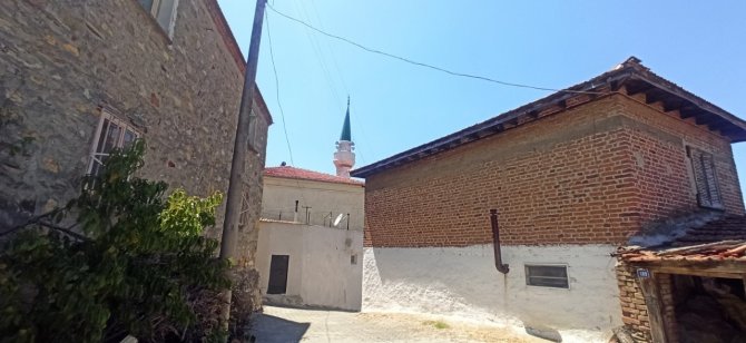 Burhaniye’de Taş Evler Büyükşehirlerden Gelenlerin Gözdesi Oldu