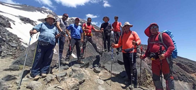 Dağcılar Ağrı Dağı’na Çıkmanın Mutluluğunu Halay Çekerek Kutladı