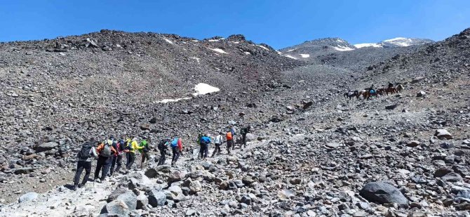 Dağcılar Ağrı Dağı’na Çıkmanın Mutluluğunu Halay Çekerek Kutladı