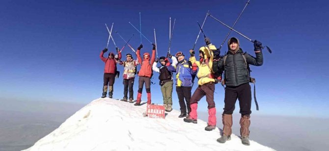 Dağcılar Ağrı Dağı’na Çıkmanın Mutluluğunu Halay Çekerek Kutladı