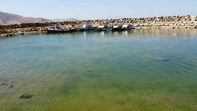 Van Gölü Suyunun Çekilmesiyle Balıkçı Tekneleri Karaya Oturdu