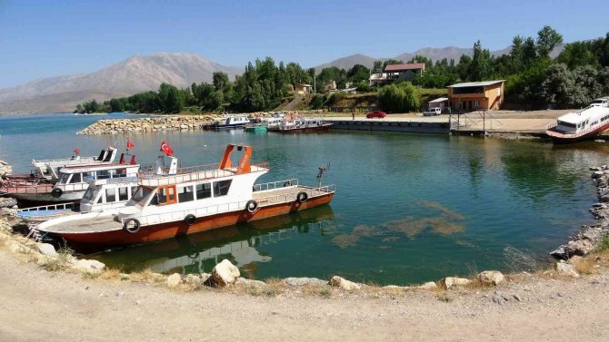 Van Gölü Suyunun Çekilmesiyle Balıkçı Tekneleri Karaya Oturdu