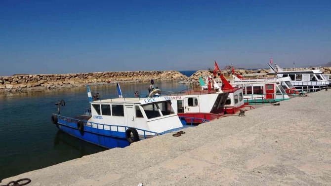 Van Gölü Suyunun Çekilmesiyle Balıkçı Tekneleri Karaya Oturdu