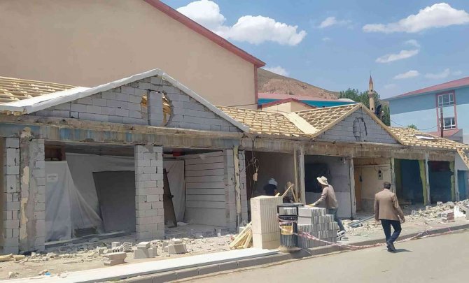 Başkale’de Cephe Yenileme Ve Yeniden Giydirme Çalışması