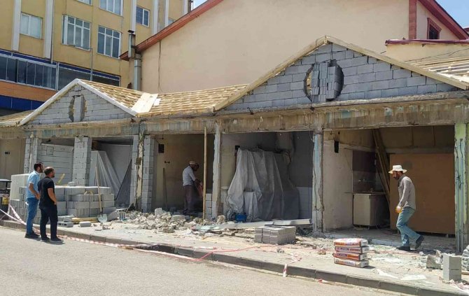 Başkale’de Cephe Yenileme Ve Yeniden Giydirme Çalışması