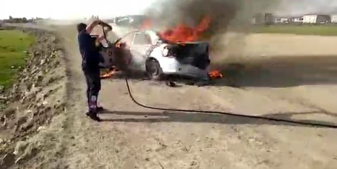 Van’da Park Halindeki Otomobil Alev Alev Yandı