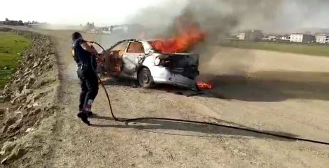 Van’da Park Halindeki Otomobil Alev Alev Yandı