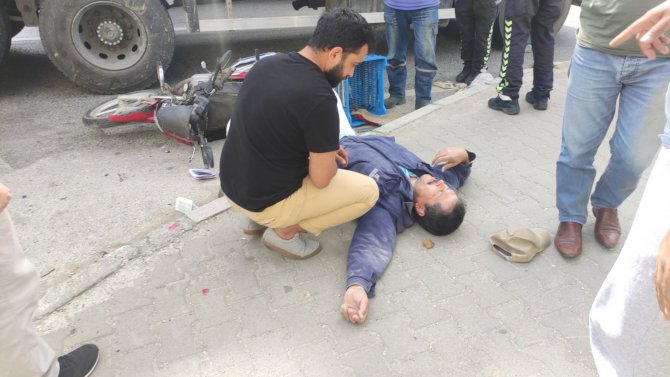 Motosiklet Kamyonla Kaldırım Arasına Sıkıştı: 1 Yaralı