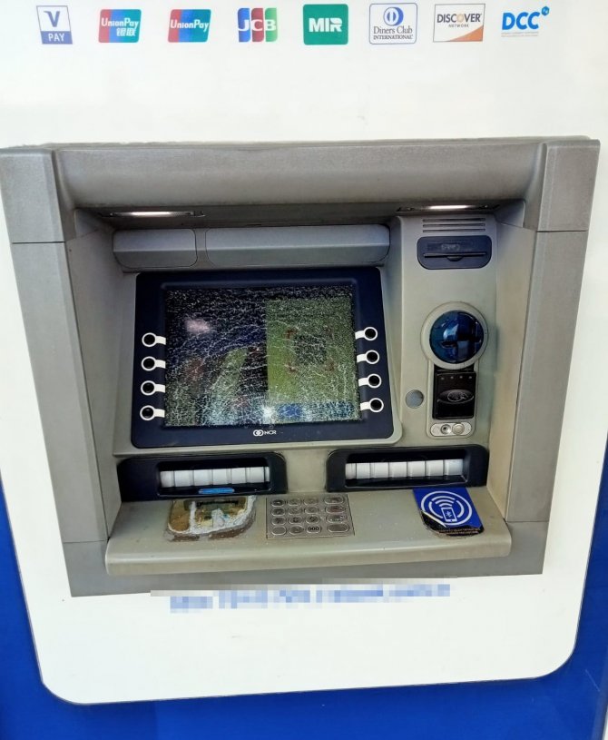 3’üncü Kez Atm’leri Çekiçle Paramparça Etti