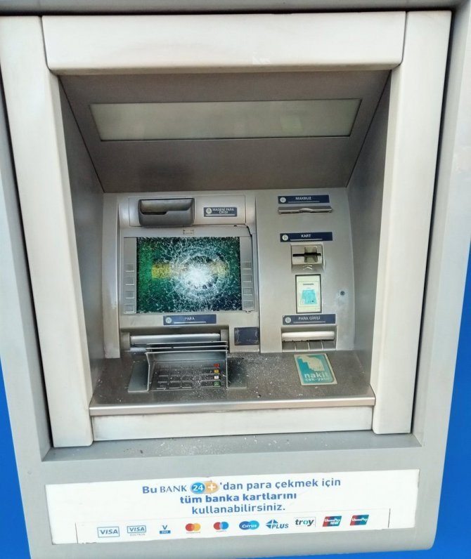 3’üncü Kez Atm’leri Çekiçle Paramparça Etti