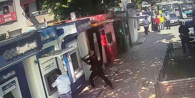 3’üncü Kez Atm’leri Çekiçle Paramparça Etti