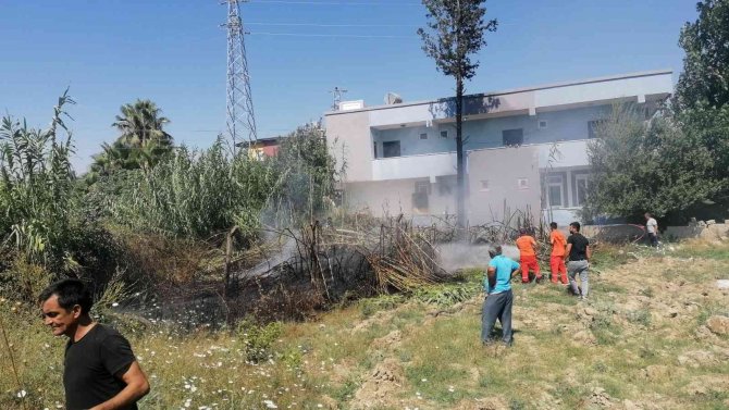 Antalya’da Otel Lojmanı Arkasındaki Alanda Çıkan Yangın Büyümeden Söndürüldü