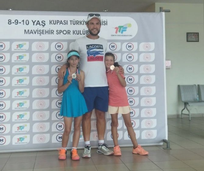 Yunusemreli Suzanna İ̇zmir’de Kupa Ve Madalyaları Topladı