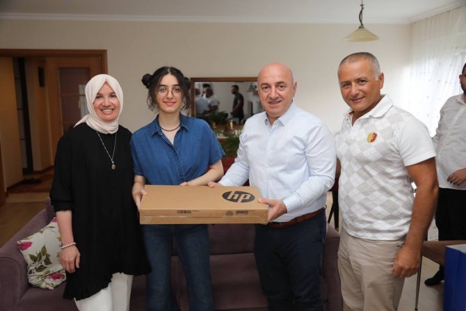 Mühendislik Okumak İsteyen Türkiye Birincisine Bilgisayar Sürprizi