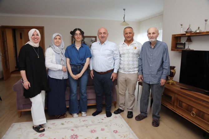 Mühendislik Okumak İsteyen Türkiye Birincisine Bilgisayar Sürprizi