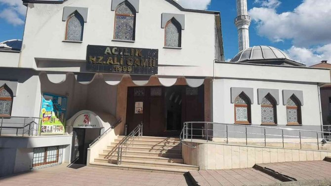 Camiyi Yakmaya Çalıştı, Dışarıda Bulunan Araçlara Zarar Verdi